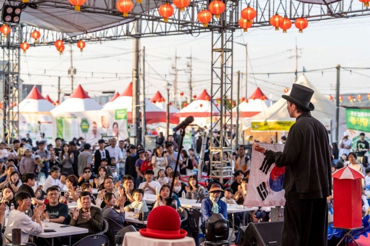 '2026 군산 짬뽕페스티벌'에 방문한 관광객들이 이벤트 프로그램을 즐기는 모습. / 군산시 제공