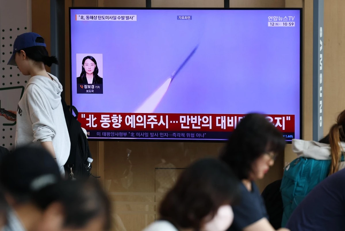 2일 서울역 대합실에서 시민들이 북한의 탄도미사일 발사 관련 뉴스를 시청하고 있다. / 뉴스1