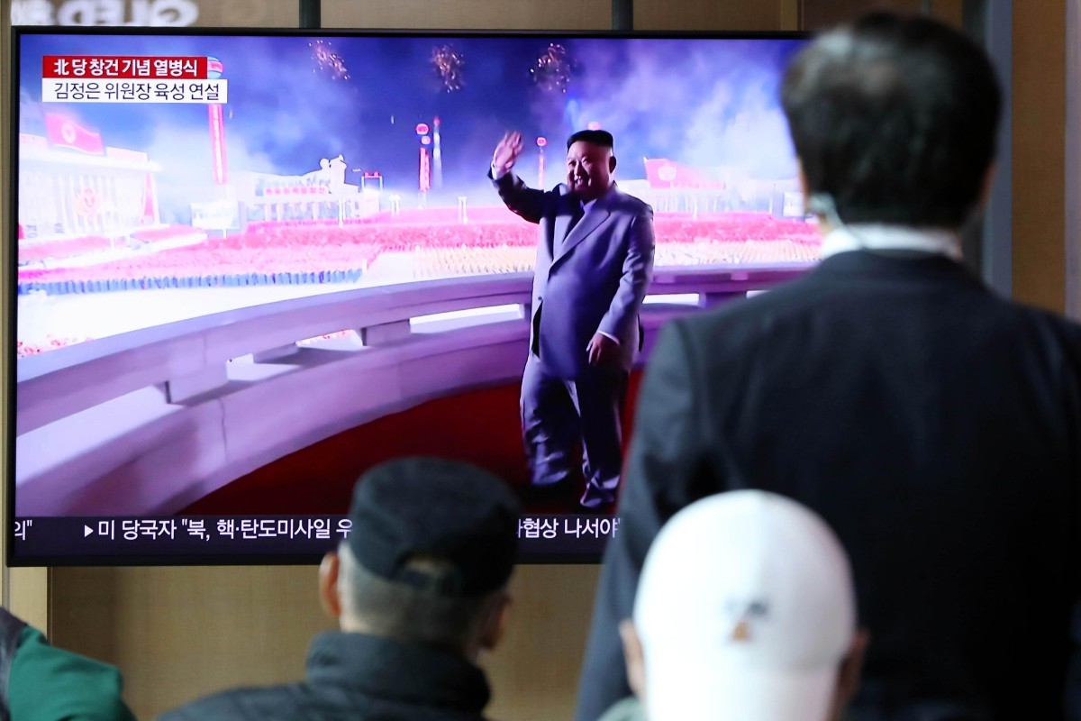 서울역 대합실에서 시민들이 북한의 노동당 창건 75주년 열병식 관련 뉴스를 시청하고 있다. / 2020년 10월 11일자 뉴스1 사진