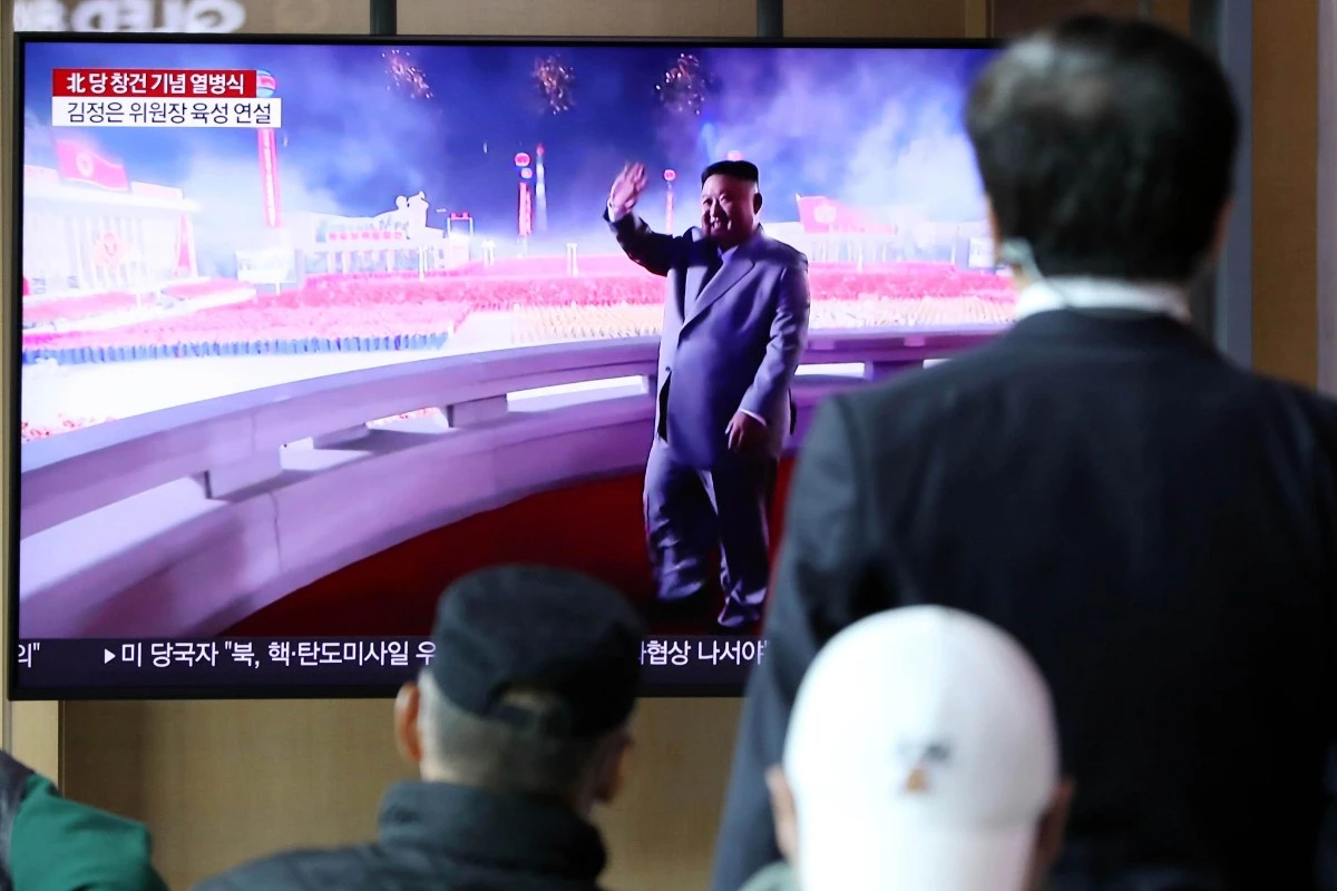 서울역 대합실에서 시민들이 북한의 노동당 창건 75주년 열병식 관련 뉴스를 시청하고 있다. / 2020년 10월 11일자 뉴스1 사진