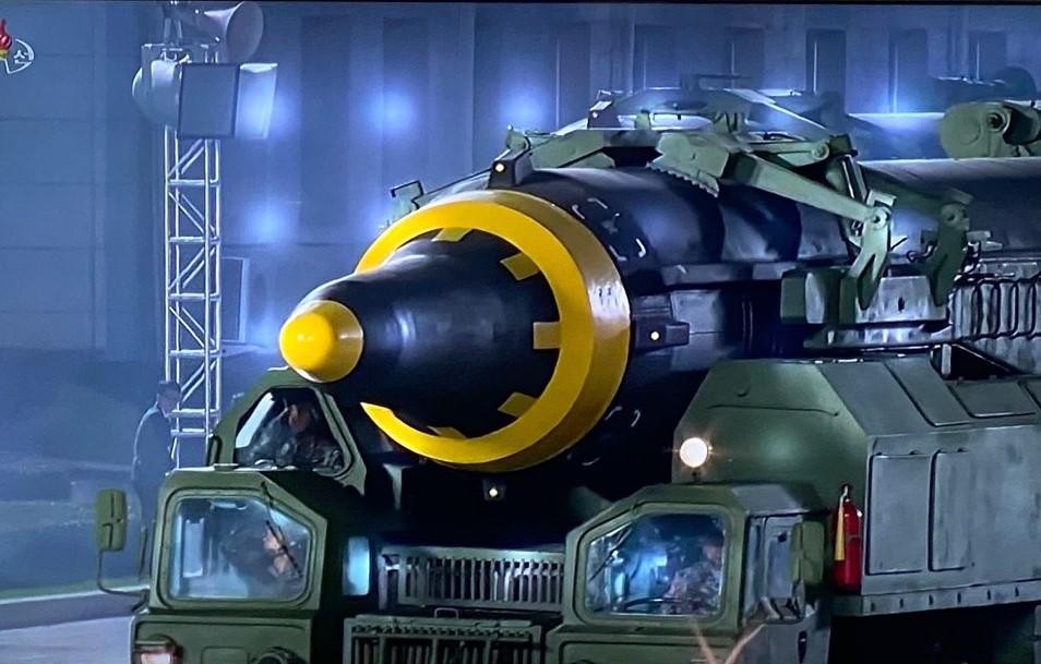 북한이 2020년 10월 10일 노동당 창건 75주년을 맞아 열병식을 개최하고 공개한 신형 ICBM 추정 무기/ 조선중앙 TV 영상 캡처