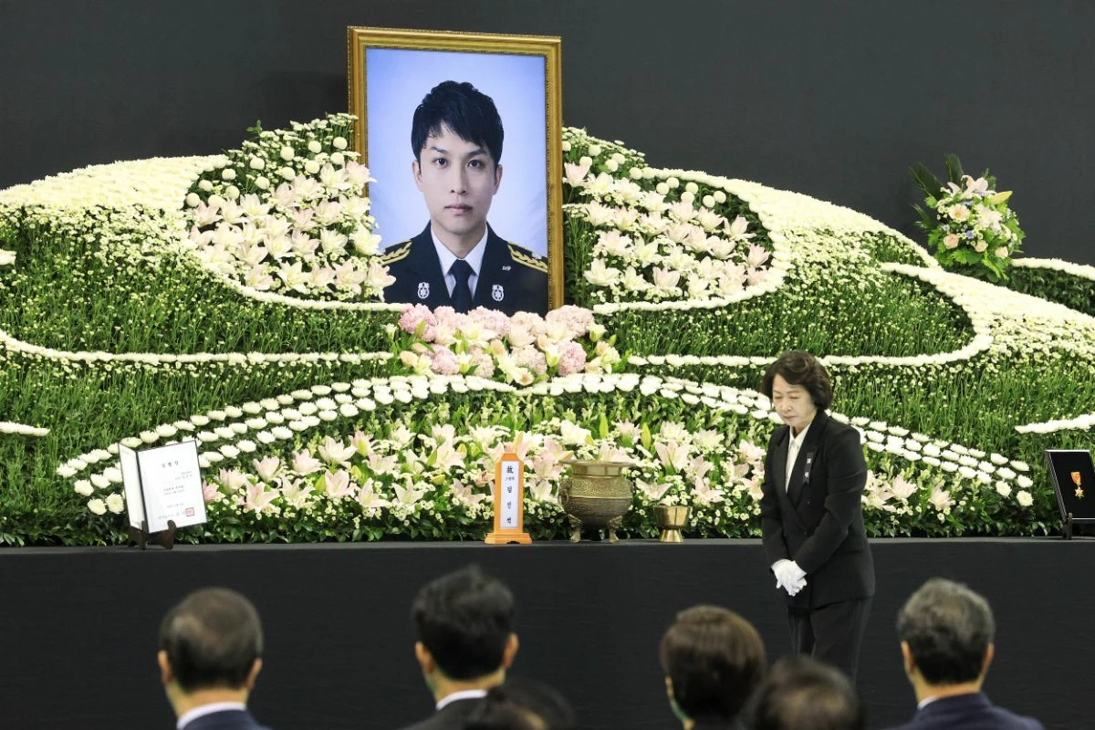 추미애, 고 김진석 소방위 향한 헌화. / 뉴스1