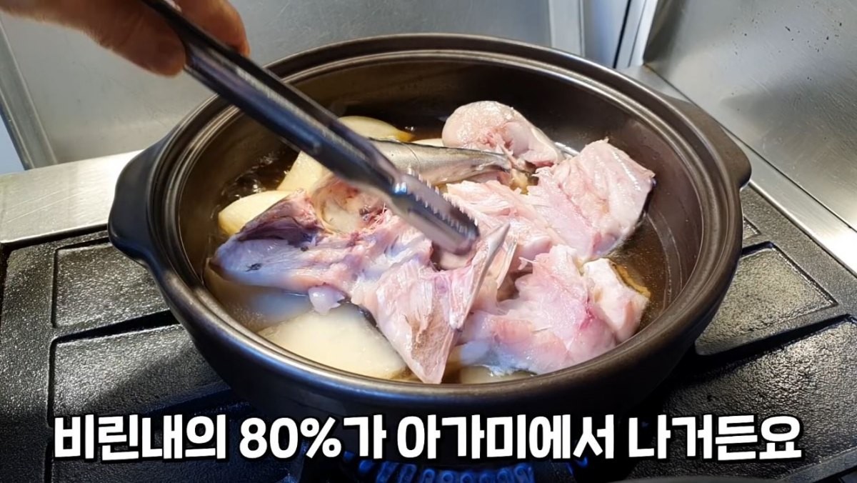 고등어에서 나는 비린내가 아가미에서 난다고 설명하는 모습. /유튜브 '김대석 셰프TV'