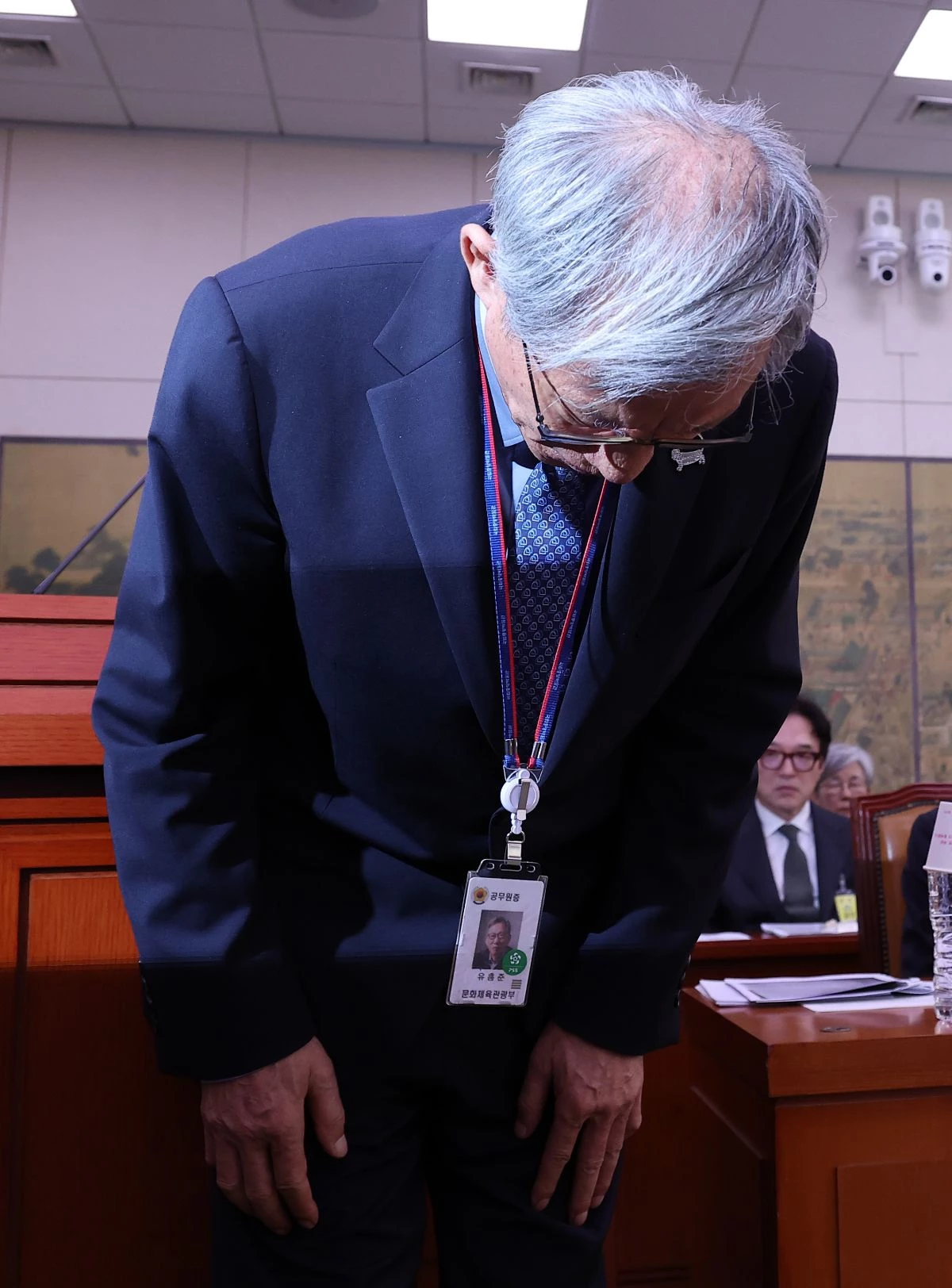 고개 숙여 사과하는 유홍준 국립중앙박물관장. / 뉴스1