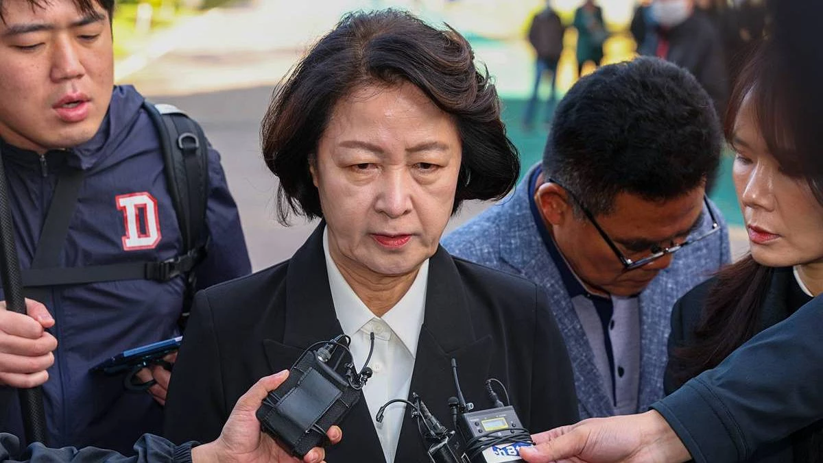 추미애 경기도지사가 19일 경기도 부천체육관에서 열린 '부천 공장 화재' 현장에서 순직한 고(故) 김진석 소방위의 영결식에 참석하기 전 취재진의 질문에 답하고 있다 / 뉴스1