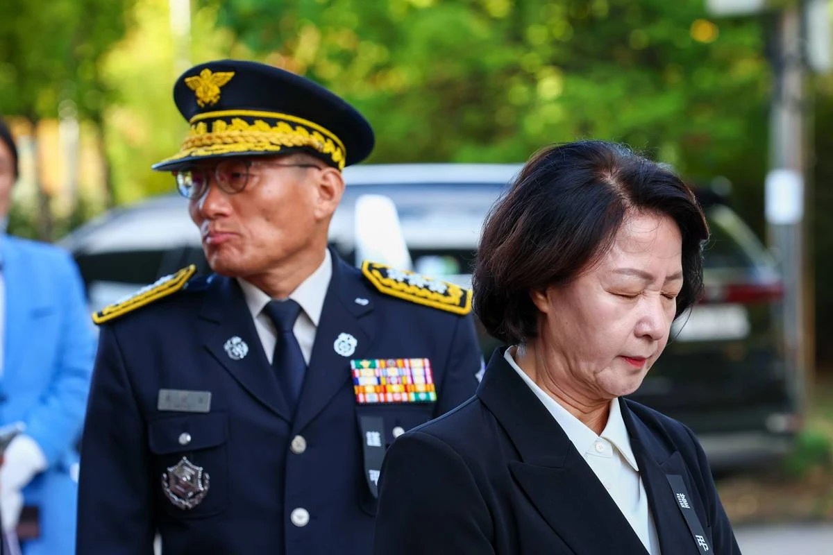 추미애 경기도지사가 19일 경기도 부천 공장 화재 현장에서 순직한 고 김진석 소방위 영결식이 열린 부천체육관 앞에서 눈을 감은 채 서 있다 / 뉴스1