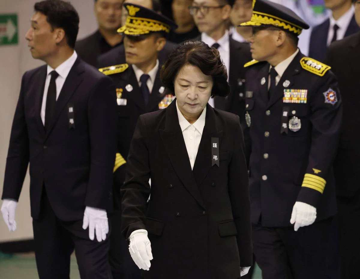 추미애 경기도지사가 19일 경기 부천체육관에서 열린 부천 공장 화재로 순직한 고(故) 김진석 소방위의 영결식에 참석하고 있다 / 뉴스1