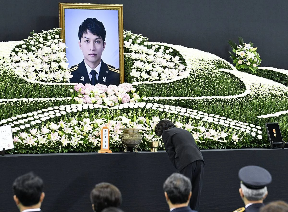 추미애 경기도지사가 19일 경기도 부천시 원미구 부천실내체육관에서 열린 '고(故) 김진석 소방위 영결식'에서 헌화를 마친 뒤 묵념하고 있다 / 뉴스1