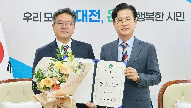 박민범 제8대 대전테크노파크 신임 원장이 19일 허태정 대전시장으로부터 임명장을 받은 뒤 기념촬영을 하고 있다./사진=대전시