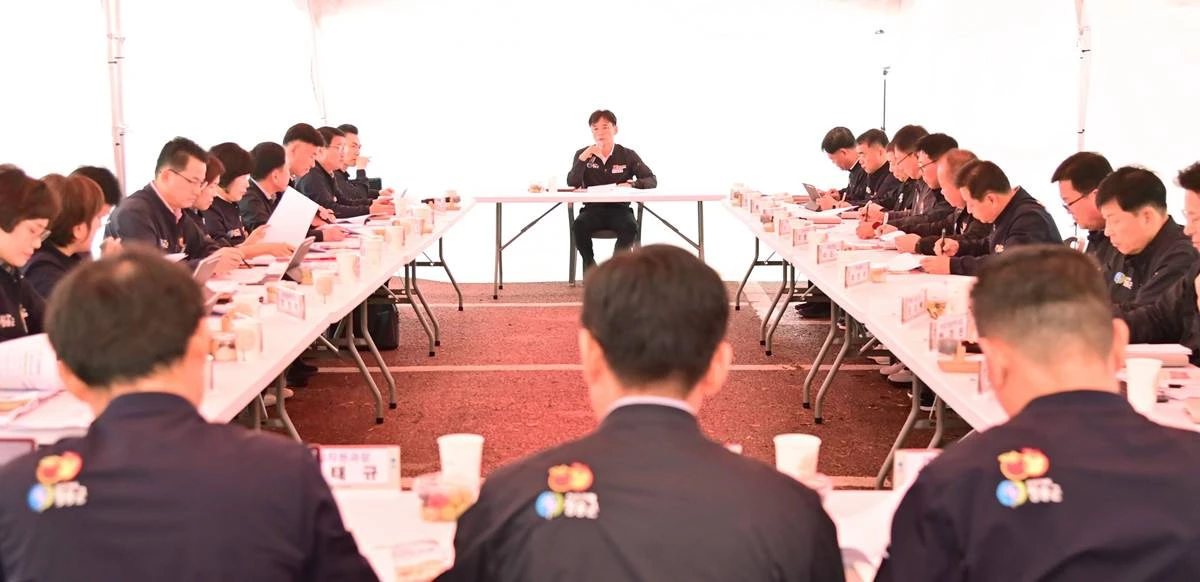 윤경희 청송군수는 오는 11월 4일부터 8일까지 청송읍 용전천 일원에서 개최되는 ‘제20회 청송사과축제’를 앞두고, 10월 19일 축제 현장에서 확대 간부회의를 열고 막바지 준비 상황을 점검했다./청송군