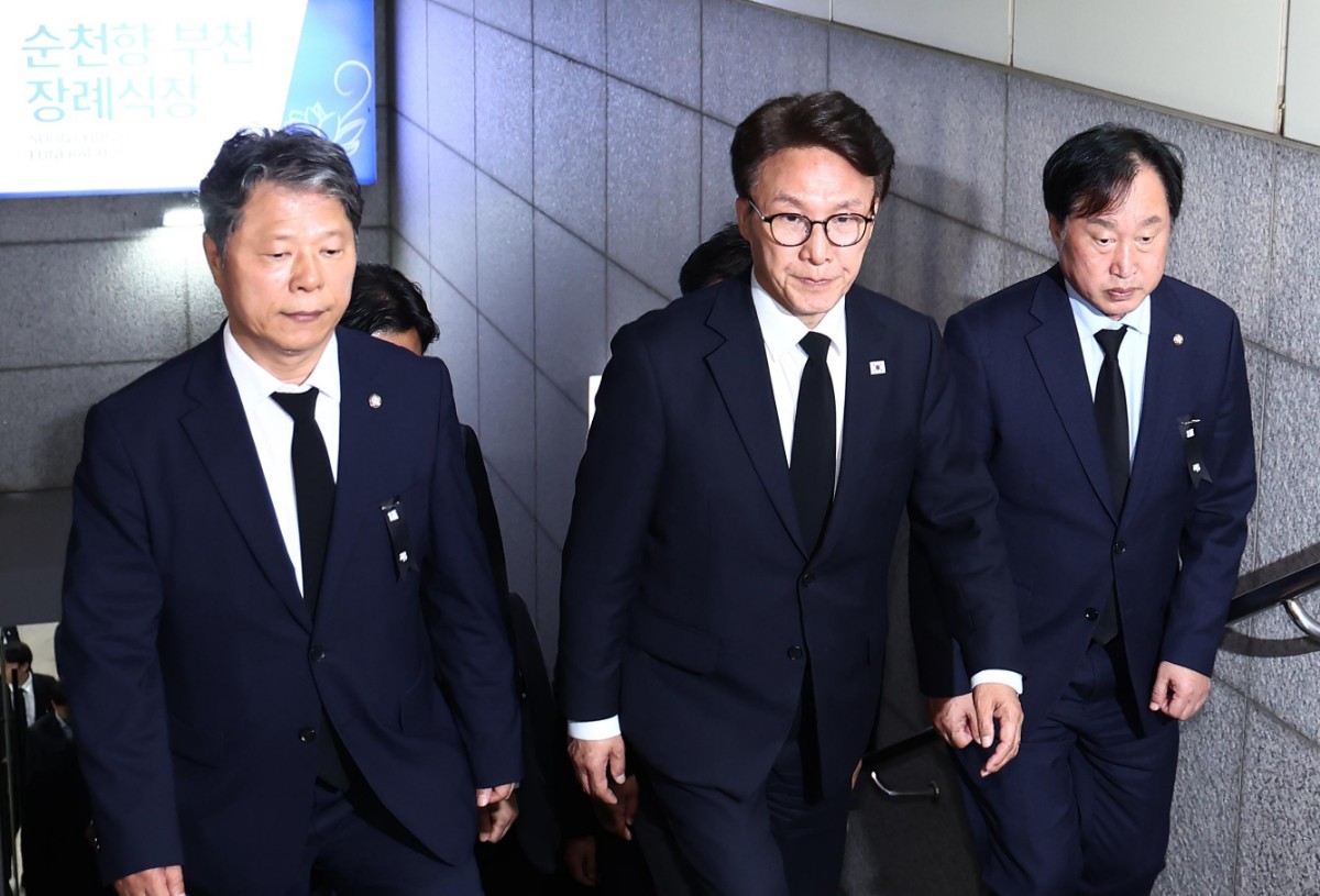 대체 왜 새벽 5시에... 김민석 지난달 일까지 파묘