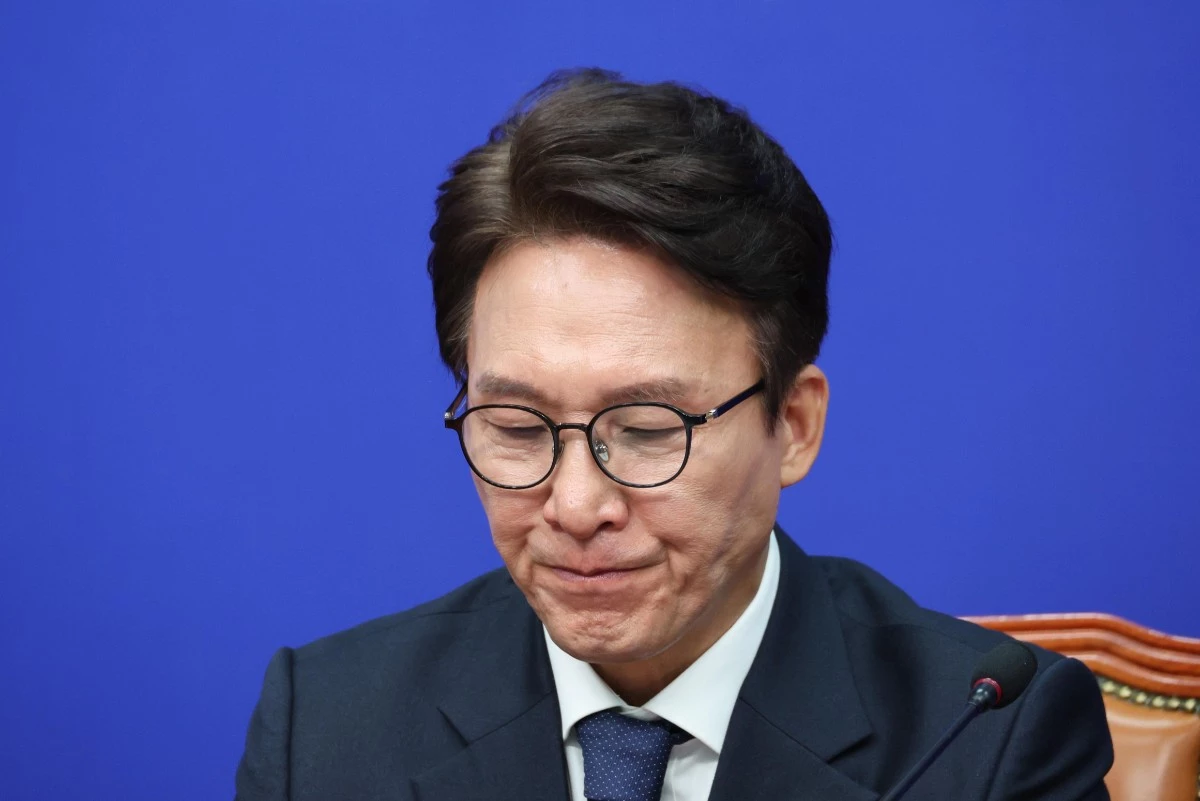 김민석 더불어민주당 대표가 19일 서울 여의도 국회에서 열린 최고위원회의에서 생각에 잠겨 있다. / 뉴스1