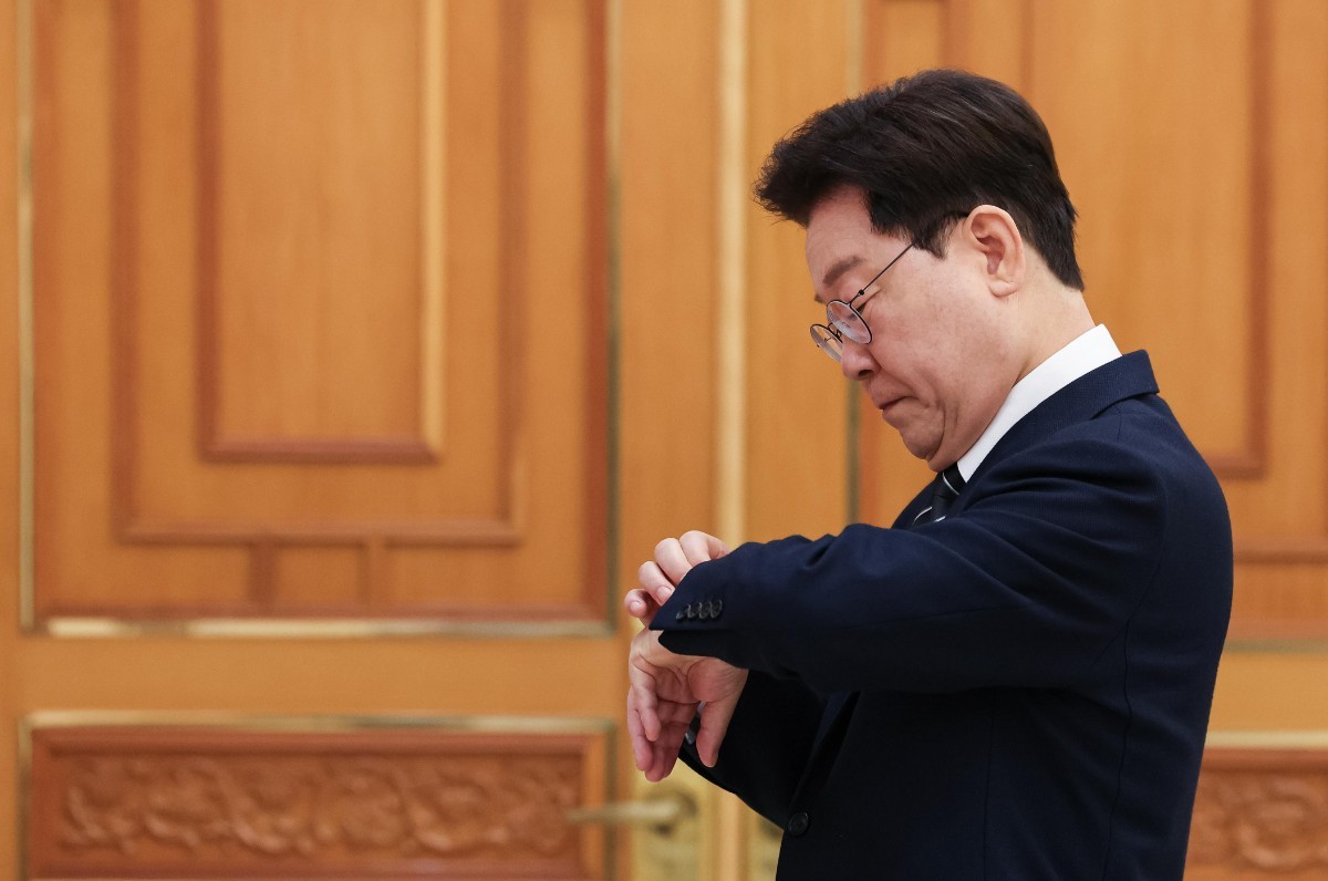 재명 대통령이 19일 청와대에서 아제이 방가 세계은행그룹(WBG) 총재 접견에 앞서 시간을 확인하고 있다. / 뉴스1