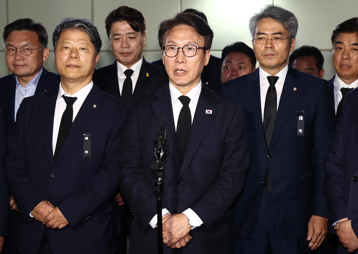 김민석 더불어민주당 대표가 18일 부천 도장공장 화재 순직 소방관 빈소가 마련된 경기 부천시 순천향대학교 병원 장례식장에서 조문을 마치고 나오며 취재진 질의에 답변하고 있다. / 뉴스1