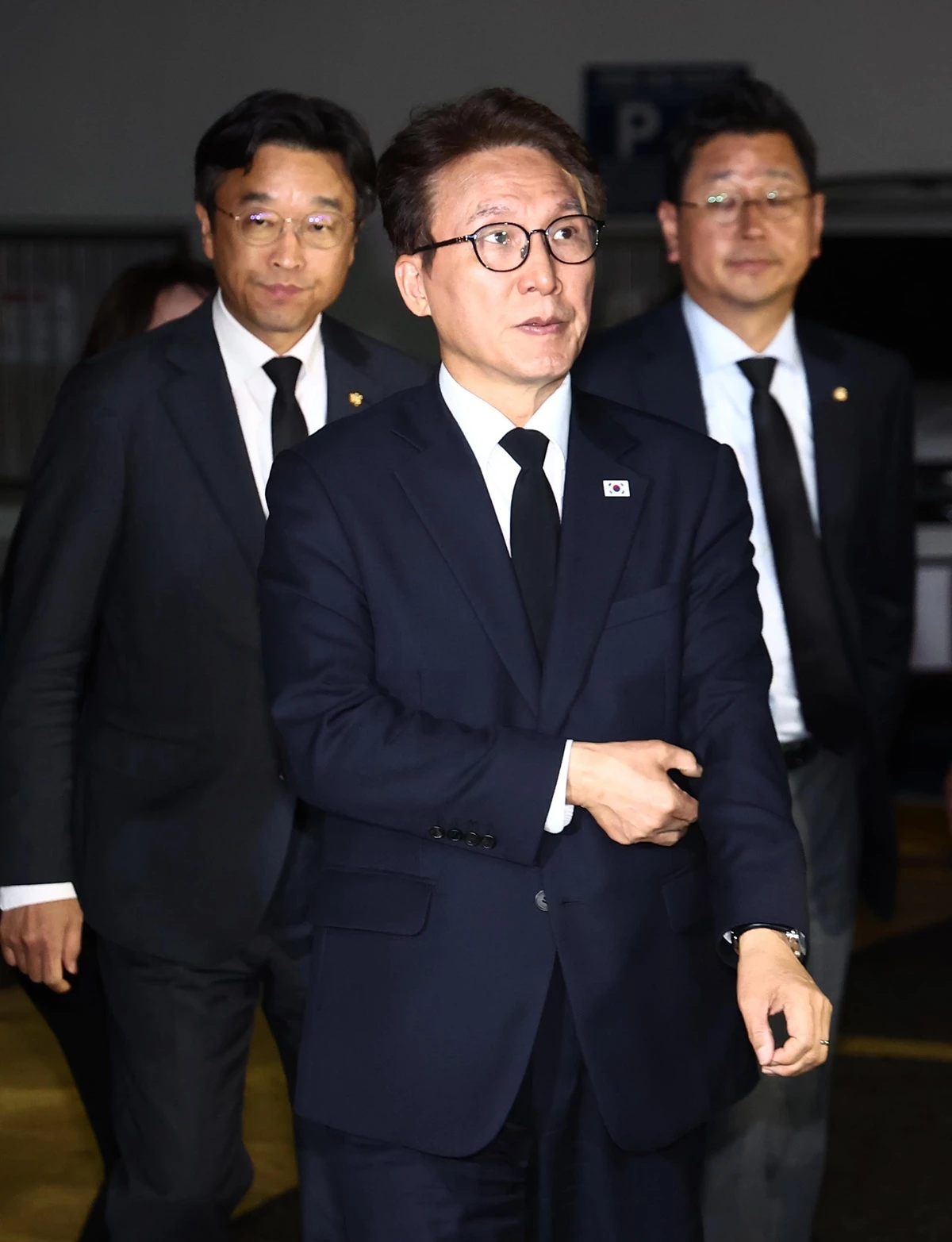김민석 대표가 18일 경기 부천시 순천향대학교 병원 장례식장에 마련된 부천 도장공장 화재 순직 소방관 빈소 조문을 하기 위해 이동하고 있다. / 뉴스1