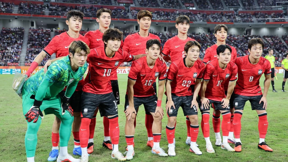 지난 3일 일본 아이치현 도요타 스타디움에서 열린 2026 아이치·나고야 아시안게임 축구 결승전 대한민국과 일본의 경기, 대한민국 선수들이 기념 촬영을 하고 있다. / 뉴스1