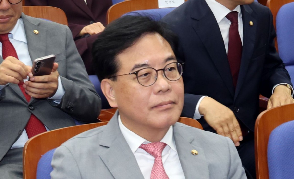 송언석 국민의힘 원내대표가 지난 6월 5일 오후 서울 여의도 국회에서 열린 의원총회에 자리하고 있다. / 뉴스1