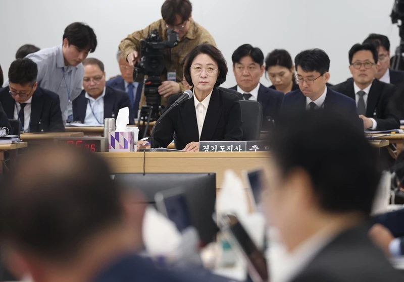 국감장에서 의원들 질문을 듣고 있는 추미애 경기도지사 / 뉴스1