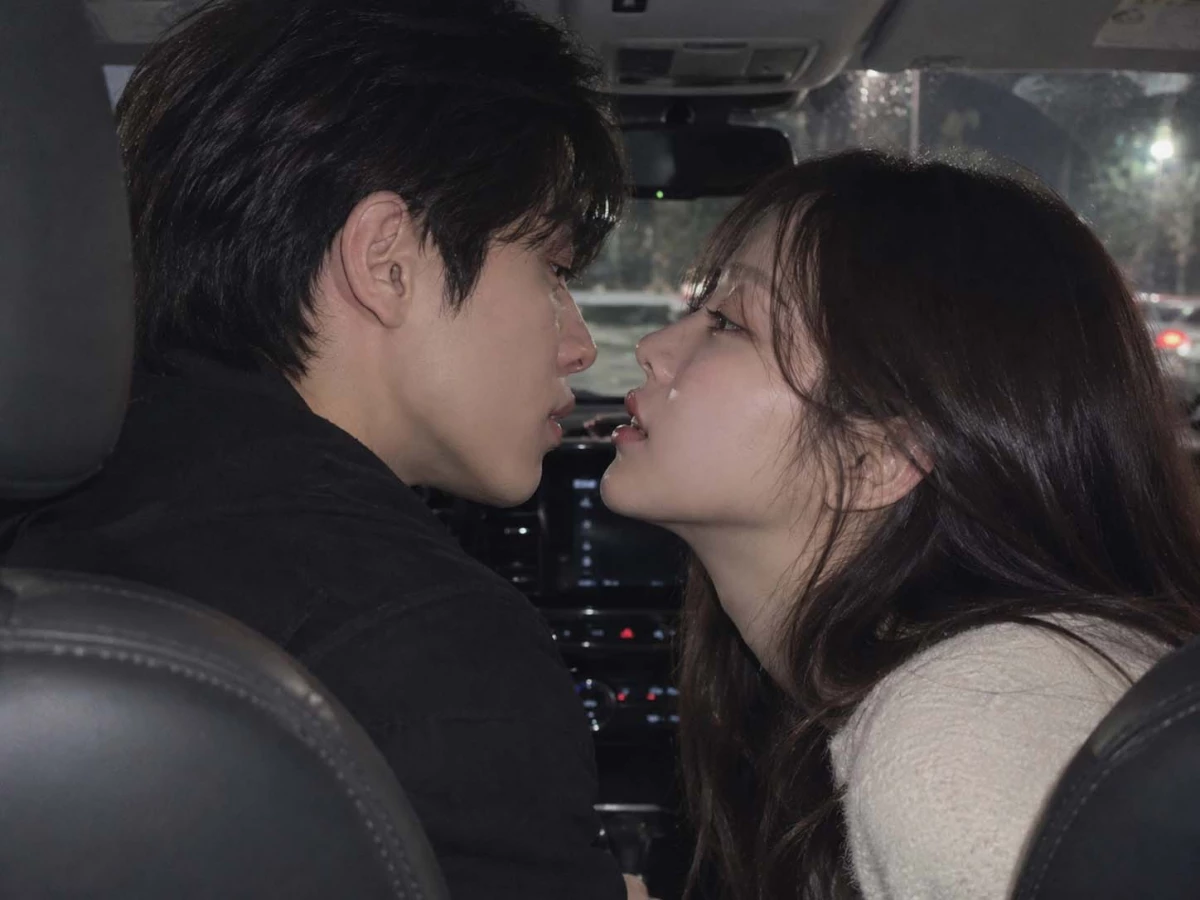 썸을 타던 여성과 첫 키스를 하다 신체 주요부위를 만졌다가 고소하겠다는 말을 들었다는 공무원의 사연이 직장인 익명 커뮤니티에 올라왔다. 글에 대한 이해를 돕기 위해 AI 툴로 만든 사진.