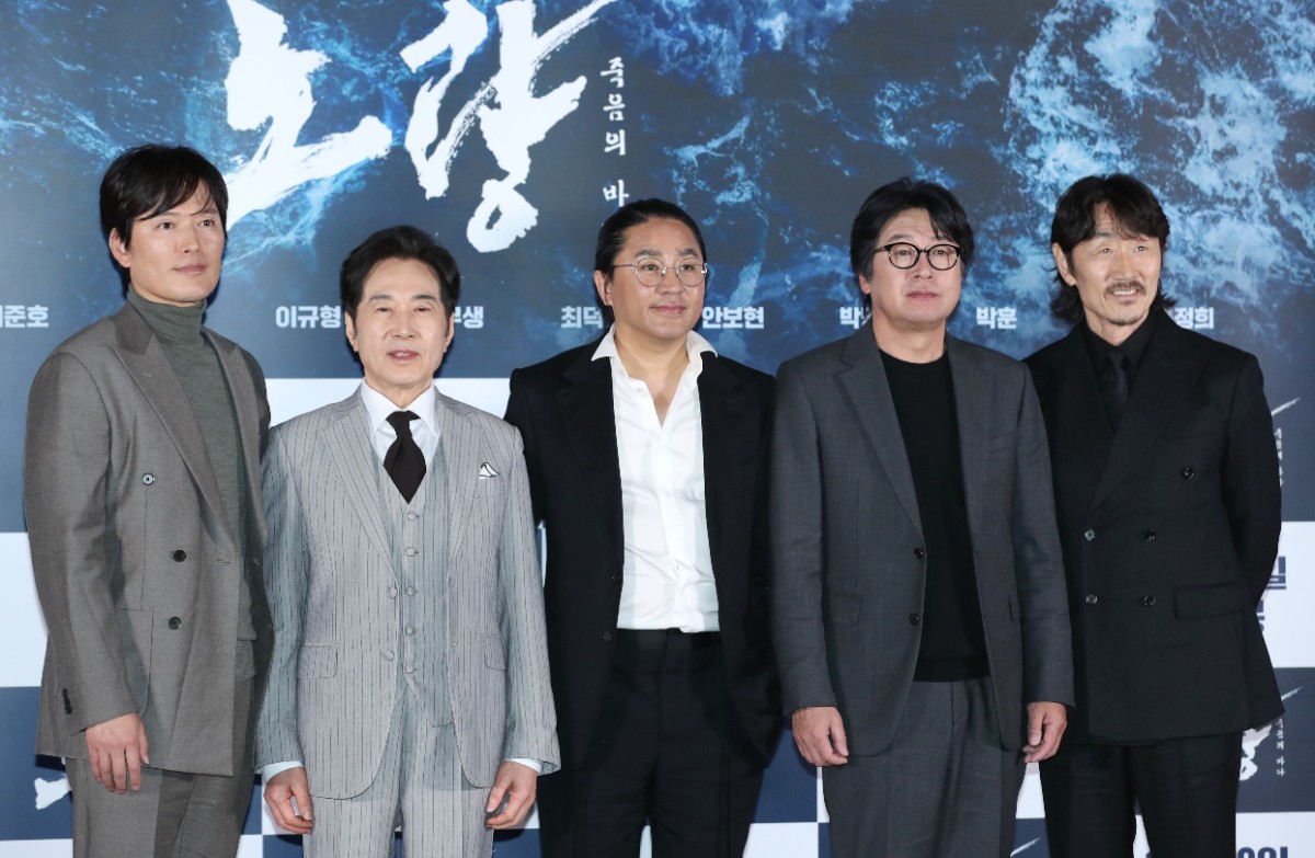 영화 '노량' 제작발표회에 참석한 김한민 감독과 배우들 / 뉴스1