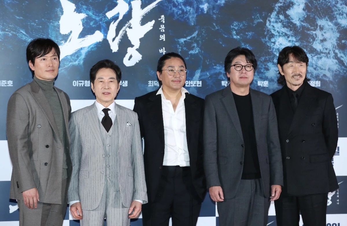 영화 '노량' 제작발표회에 참석한 김한민 감독과 배우들 / 뉴스1