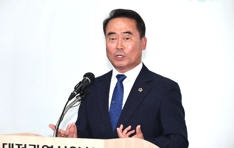 조성칠 대전시의회 의장이 19일 제10대 대전시의회 개원 100일 기자회견에서 그동안의 의정 성과와 향후 운영 방향을 설명하고 기자들의 질문에 답하고 있다./사진=김지연 기자