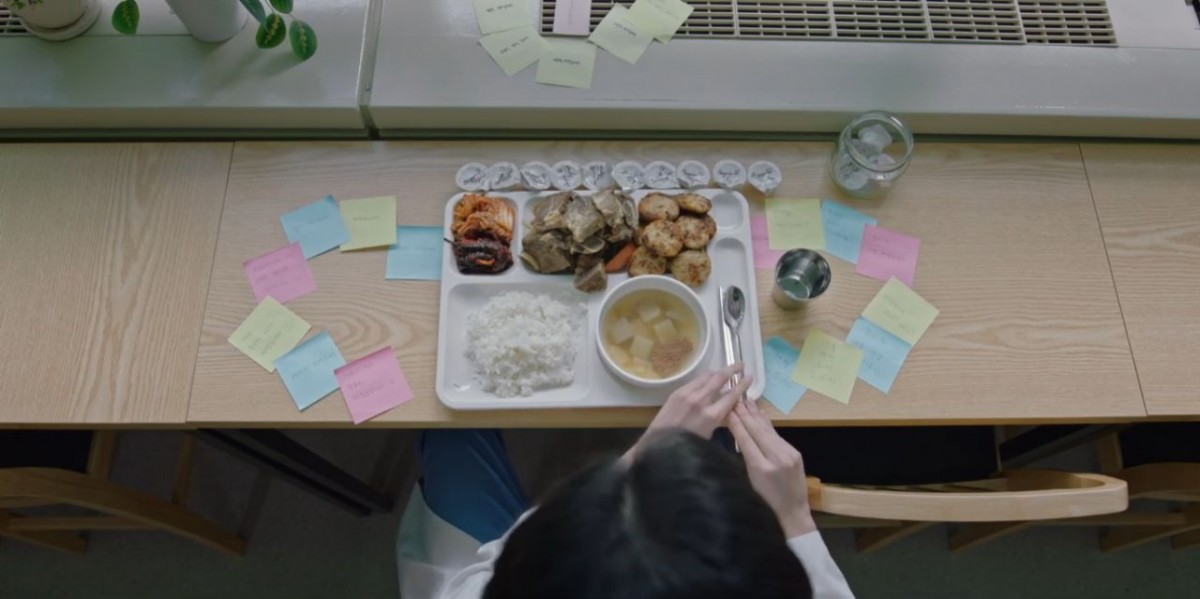계수정이 식사와 캡슐을 곁들이고 있다. / SBS 제공