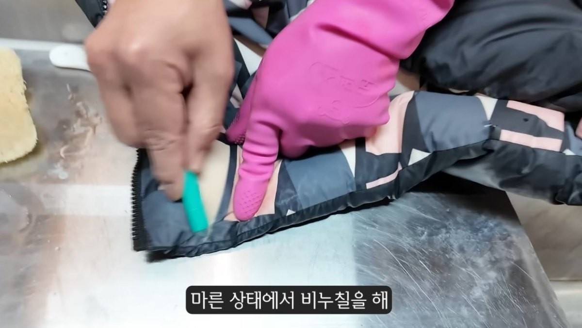 마른 상태로 패딩에 비누칠을 하는 모습. / 유튜브 '집터뷰'