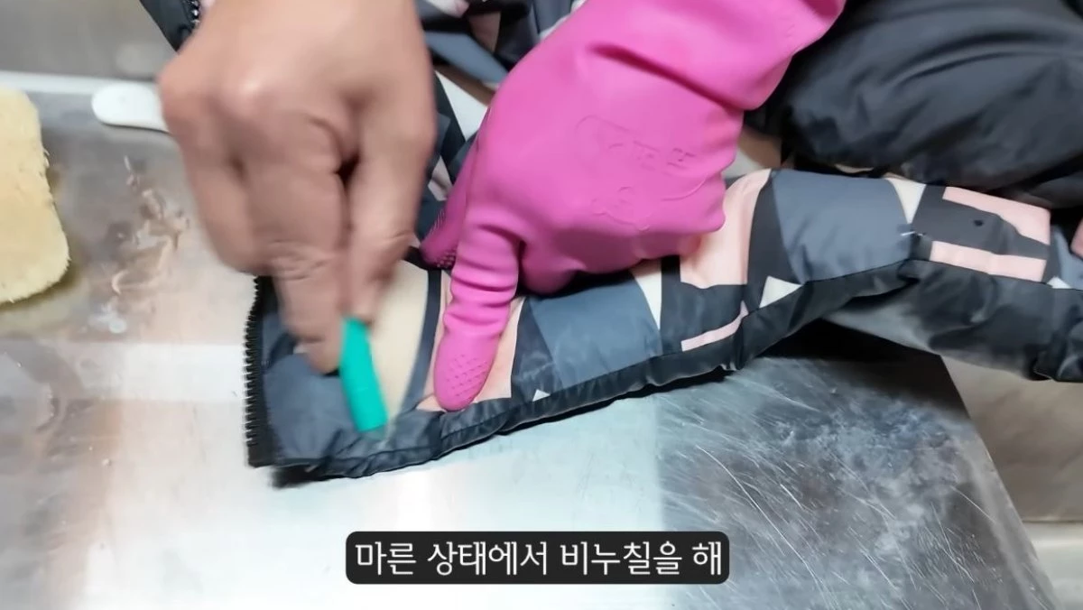 마른 상태로 패딩에 비누칠을 하는 모습. / 유튜브 '집터뷰'