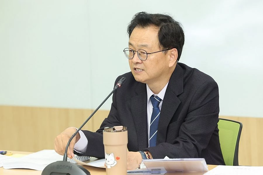 민경선 고양특례시장이 19일 시청 대회의실에서 시정회의를 주재하고 있다