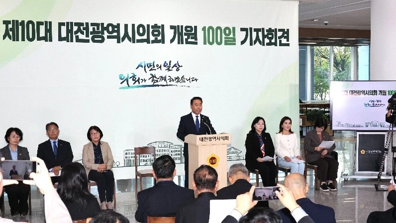 19일 제10대 대전시의회 개원 100일 기자회견에서 조성칠 의장이 인삿말을 하고 있다. /사진=김지연 기자