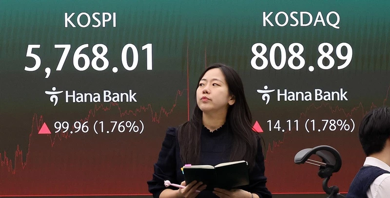 2026년 10월 19일 기준 코스피, 급락 후 상승 마감 / 뉴스1