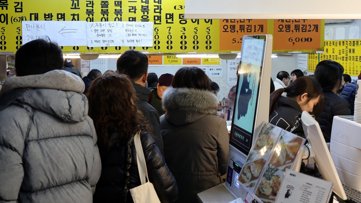 대치동 한 분식집에 단골손님들의 발길이 이어졌던 모습. 기사 속 내용과 직접적인 연관은 없음을 밝힙니다. / 뉴스1
