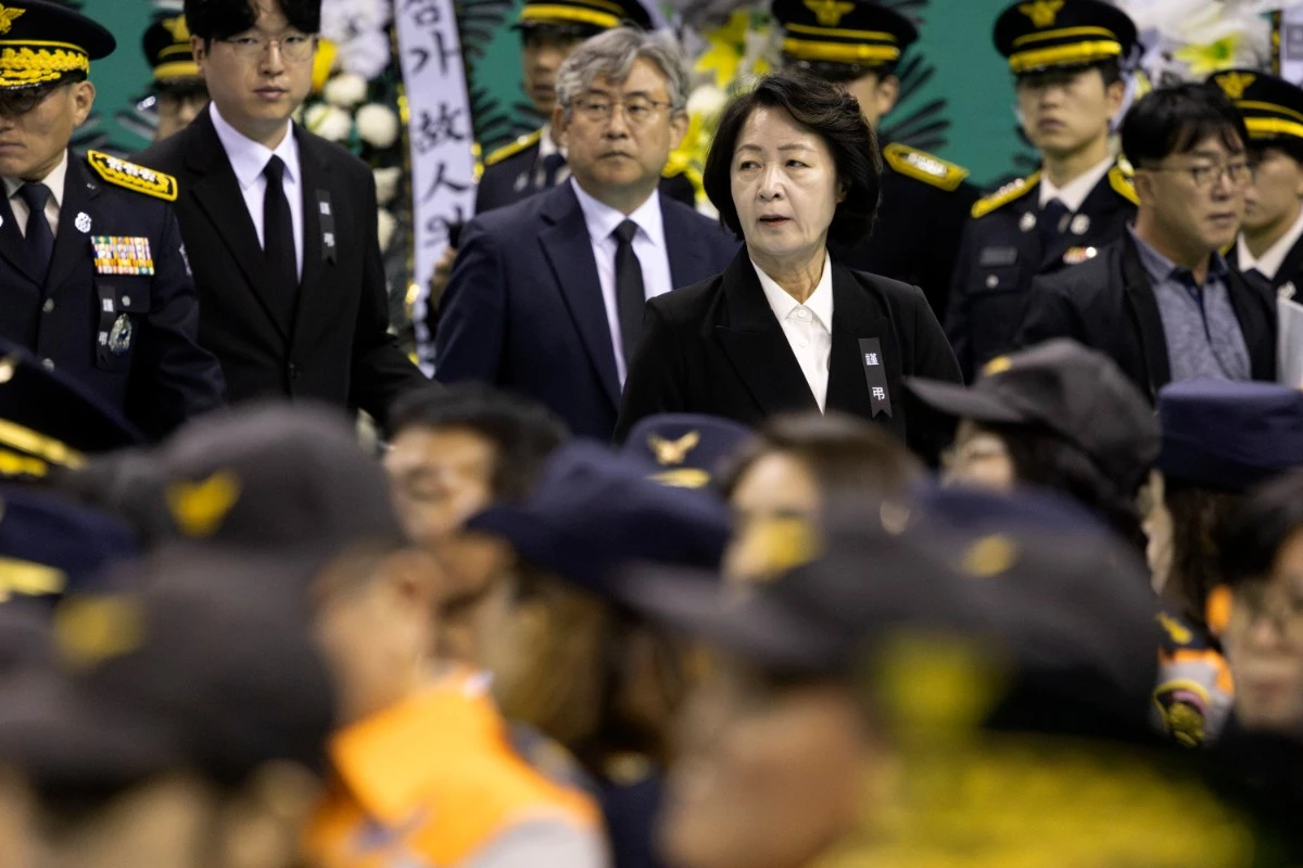 추미애 경기도지사가 19일 오전 경기 부천시 부천체육관에서 엄수된 고 김진석 소방위 영결식에 참석하고 있다. / 공동취재- 뉴스1