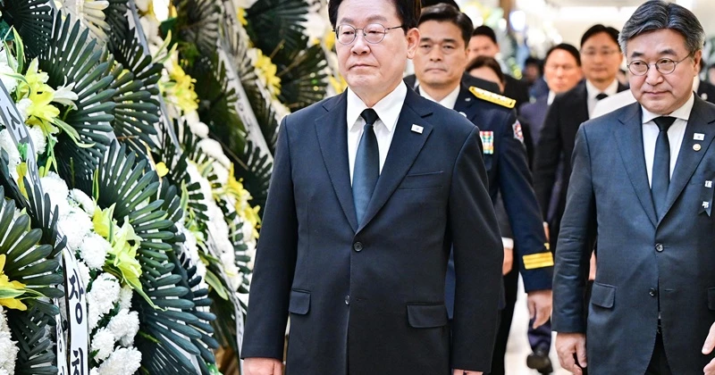 이재명 대통령, 부천 공장 화재 순직 소방대원 빈소 조문 / 뉴스1