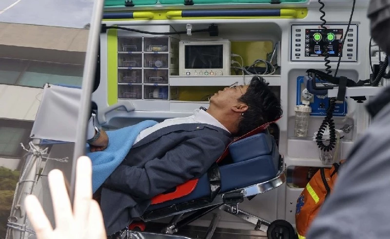 김찬술 대전 대덕구청장이 19일 오후 대덕구의회 정상화를 촉구하며 단식에 돌입한 지 8일 만에 건강 악화로 119구급대에 의해 병원으로 이송되고 있다./사진=대덕구