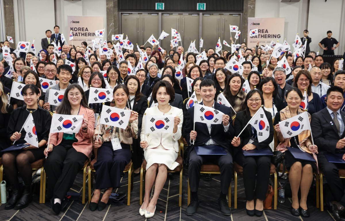 김혜경 여사가 19일 서울 강남구 코엑스에서 열린 세계한인입양인협회(IKAA) 개더링 한국대회 개회식에서 참석자들과 기념촬영을 하고 있다. / 청와대통신사진기자단-뉴스1