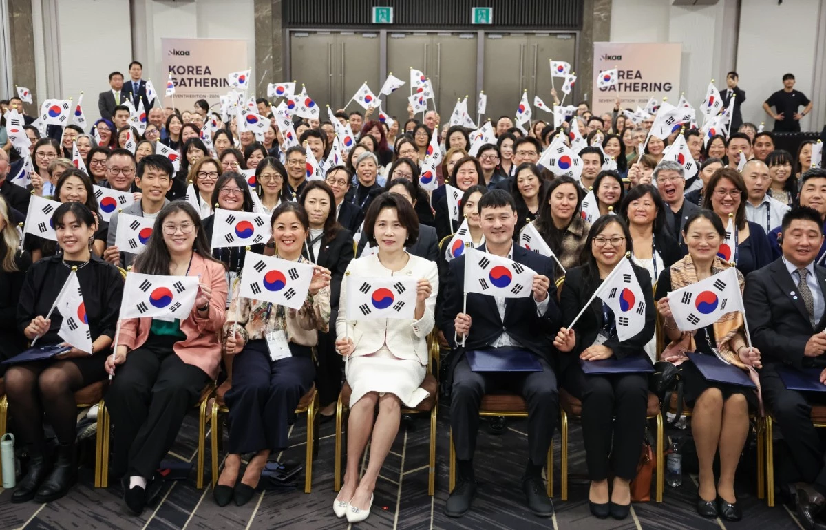 김혜경 여사가 19일 서울 강남구 코엑스에서 열린 세계한인입양인협회(IKAA) 개더링 한국대회 개회식에서 참석자들과 기념촬영을 하고 있다. / 청와대통신사진기자단-뉴스1