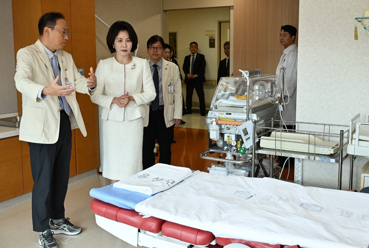 김혜경 여사가 19일 서울 서초구 서울성모병원 권역모자의료센터를 찾아 시설을 살펴보고 있다. / 청와대통신사진기자단-뉴스1