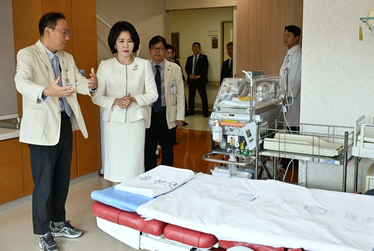 김혜경 여사가 19일 서울 서초구 서울성모병원 권역모자의료센터를 찾아 시설을 살펴보고 있다. / 청와대통신사진기자단-뉴스1