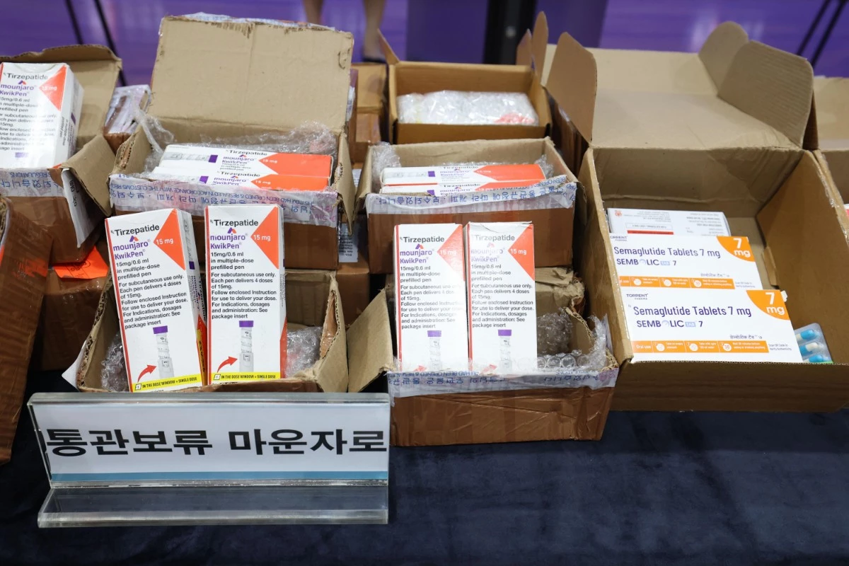 9월 17일 인천공항본부세관 수출입통관청사에서 열린 '짝퉁 마운자로 등 해외 반입 유해의약품 반입 차단 강화 브리핑'에서 관세청 직원이 짝퉁 마운자로, 위고비 등 압수품을 공개하고 있다. 관세청이 적발한 비만치료제는 2024년 4건에서 2025년 1189건으로 크게 증가한데 이어 올해는 8월까지만 5030건이 적발돼 지난해 전체 적발건수의 4.2배에 달했다. / 뉴스1