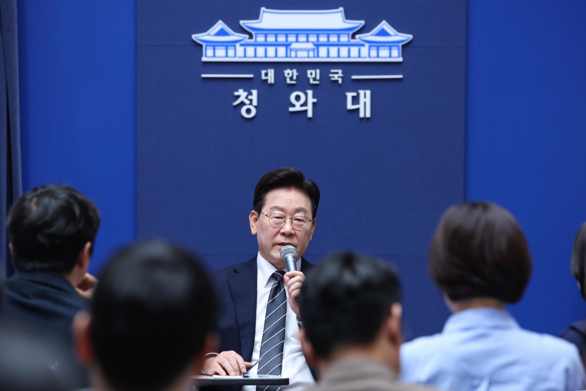 이재명 대통령이 19일 청와대 춘추관을 찾아 취재진과 간담회를 하고 있다. / 뉴스1(청와대통신사진기자단)