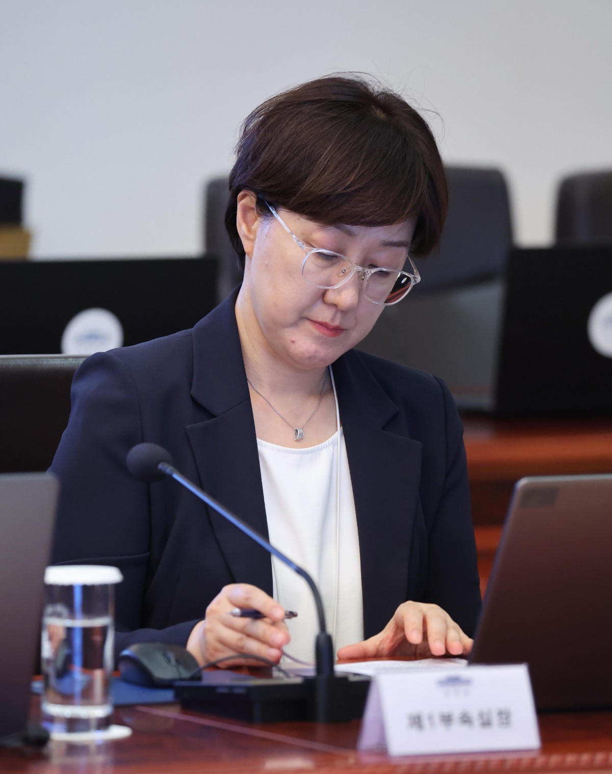 김현지 청와대 제1부속실장의 배우자가 출자해 일하고 있는 세무법인의 소속 세무사가 조세심판원 비상임 조세심판관으로 위촉된 사실이 드러나 야당이 김 실장이 인사에 개입한 것 아니냐고 공세했다. 사진은 김현지 제1부속실장이 9월 21일 청와대에서 열린 수석 보좌관 회의에 참석 중인 모습. / 뉴스1