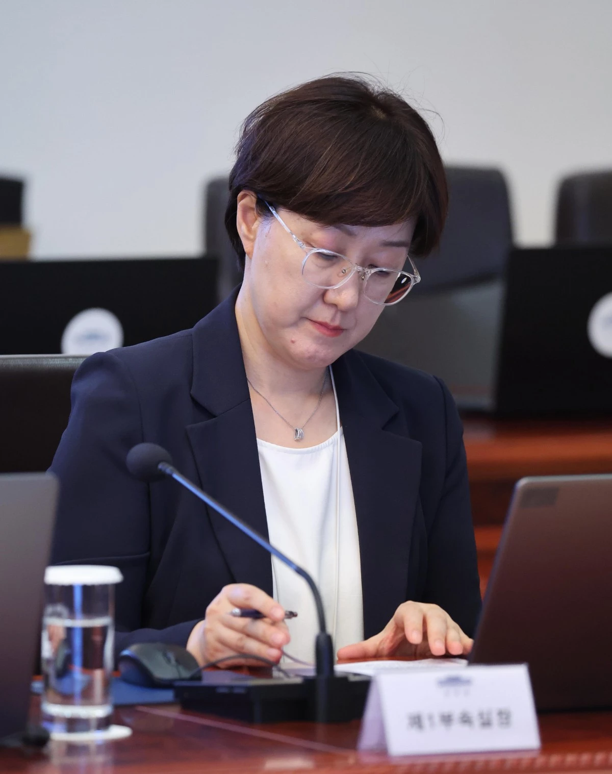 김현지 청와대 제1부속실장의 배우자가 출자해 일하고 있는 세무법인의 소속 세무사가 조세심판원 비상임 조세심판관으로 위촉된 사실이 드러나 야당이 김 실장이 인사에 개입한 것 아니냐고 공세했다. 사진은 김현지 제1부속실장이 9월 21일 청와대에서 열린 수석 보좌관 회의에 참석 중인 모습. / 뉴스1