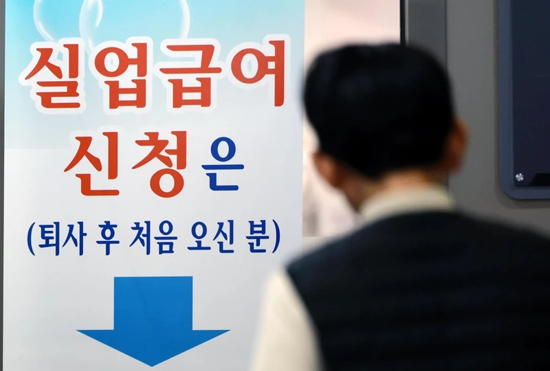 자발적 퇴사자까지 포함시키면 실업급여 예산이 부족할 수 있다. / 뉴스1