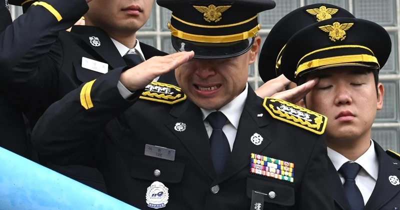눈물로 동료를 떠나 보내는 소방관 / 뉴스1