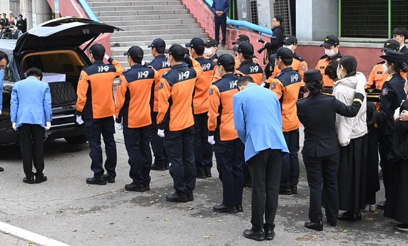 고 김진석 소방위 마지막 길에 인사를 전하는 소방관들 / 뉴스1