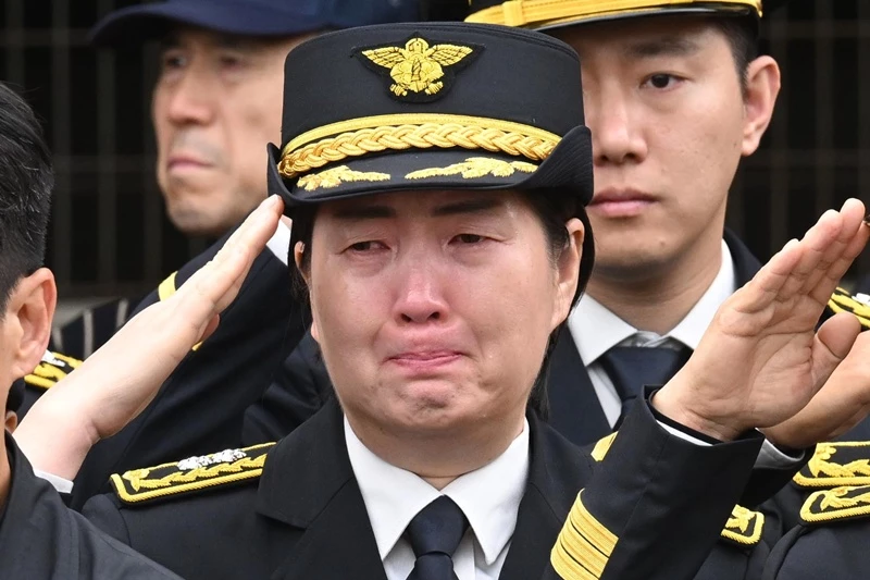 눈물 흘리는 소방관 / 뉴스1