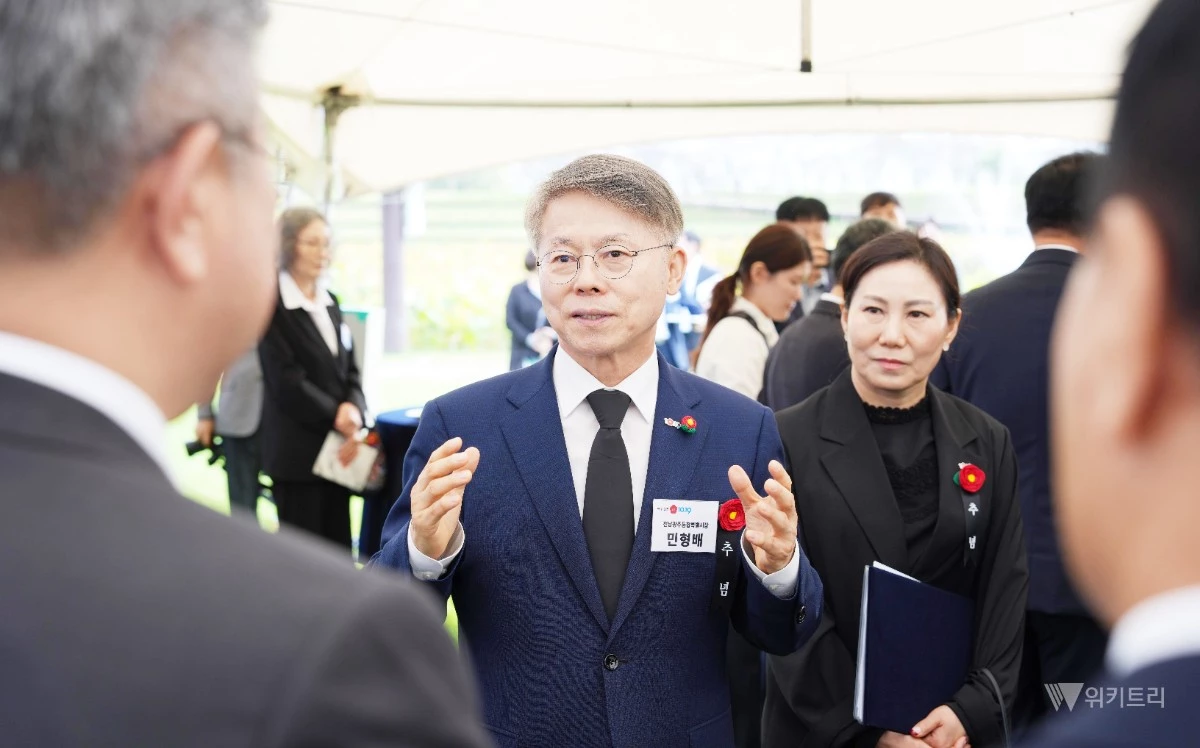 민형배 전남광주통합특별시장이 19일 순천 오천그린광장에서 열린 ‘제78주기 여순 10·19사건 합동추념식’에서 주요내빈들과 환담을 나누고 있다. / 전남광주통합특별시