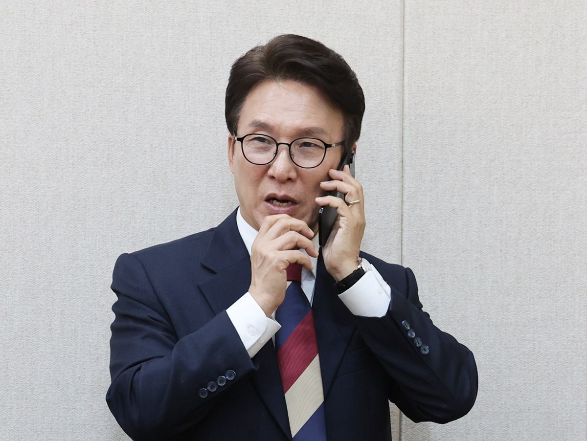 김민석 더불어민주당 의원이 충남 계룡대에서 열린 국회 국방위원회의 육군본부에 대한 국정감사에서 통화하고 있다. 기사 이해를 돕기 위한 자료 사진. 김 대표는 20일 '민주당TV' 방송에서 '대한민국은 비무장지대(DMZ) 남쪽 철책선에서 시작한다'라는 제이비어 브런슨 주한미군사령관 발언에 대해서는 '헌법상으로 보나 헌법과 어떤 조약의 관계로 보나 여러 가지로 굉장히 부적절한 표현이었다'라고 지적했다. / 뉴스1